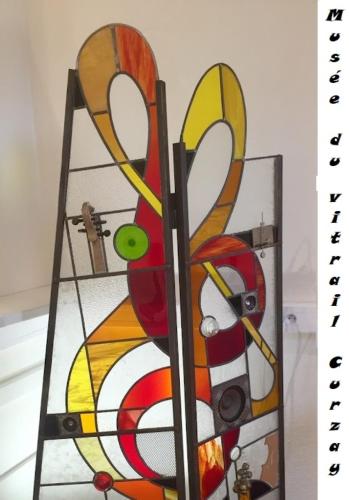 a group of scissors on a glass shelf at Gite Bin Benaise sans linge in Pamproux