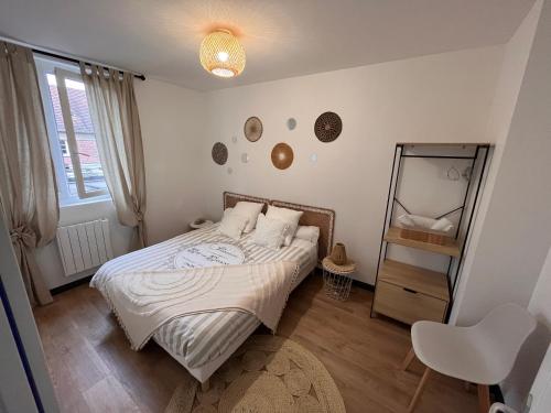 um quarto com uma cama e um espelho na parede em Appartement f2 Résidence Nassau em Beauvais