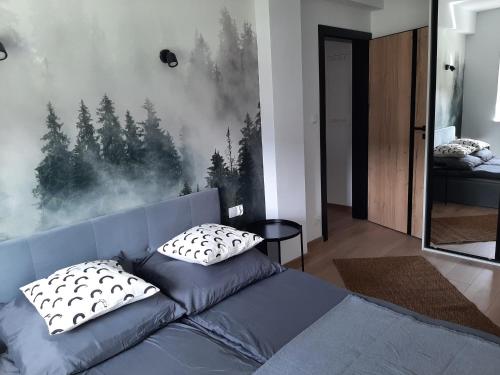 ein Wohnzimmer mit einem blauen Sofa und 2 Kissen in der Unterkunft Apartament na Młyńskiej in Busko-Zdrój