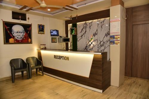 TV a/nebo společenská místnost v ubytování Hotel Sai Santosh