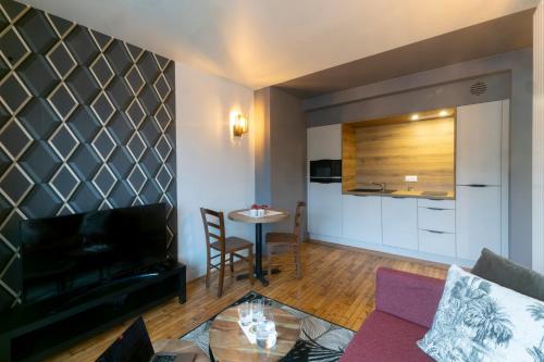 un salon avec un canapé et une table dans l'établissement Mc Guigan's appart hôtel appartement, à Brest