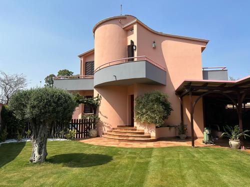 Κήπος έξω από το Villa con piscina e giardino a due passi dal mare.