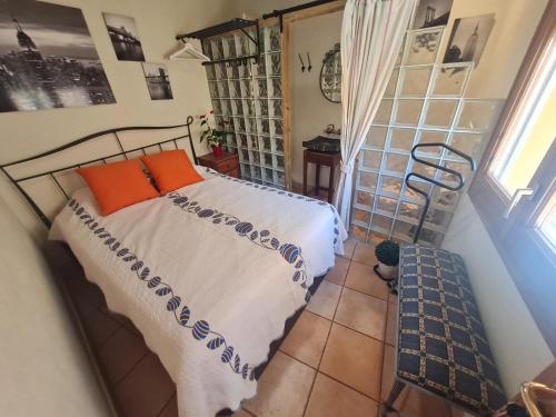 1 dormitorio con 1 cama con almohadas de color naranja en DUNA Y DANA en Palamós