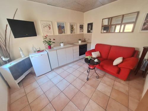 パラモスにあるDUNA Y DANAのリビングルーム(赤いソファ付)、キッチン