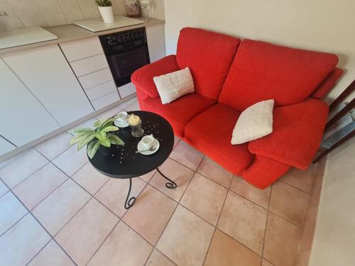 パラモスにあるDUNA Y DANAのリビングルーム(赤いソファ、テーブル付)