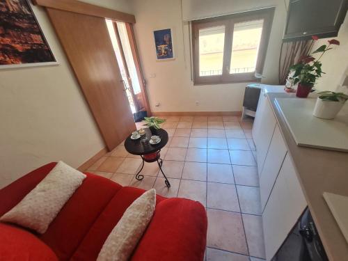 a living room with a red couch in a kitchen at DUNA Y DANA in Palamós