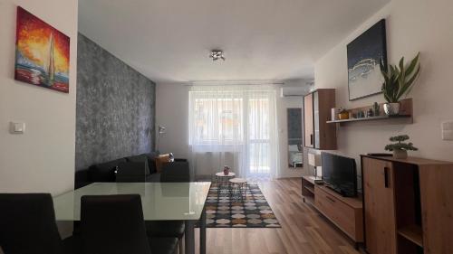 布達佩斯的住宿－Happy Living Apartment w Balcony，客厅配有桌子和沙发