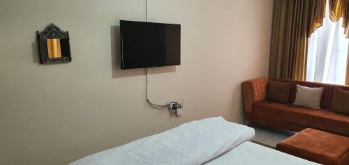 Pokój z kanapą i telewizorem na ścianie w obiekcie Lovely Specious 2 bedroom suite apartment Near IST Airport Shuttle option w mieście Arnavutköy