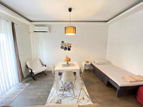 sypialnia z łóżkiem, stołem i krzesłami w obiekcie Home Mia 2 bedroom apartment w mieście Podgorica