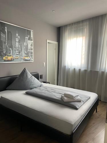 1 dormitorio con 1 cama grande y ventana en Alpha Fremdenzimmer en Fürth