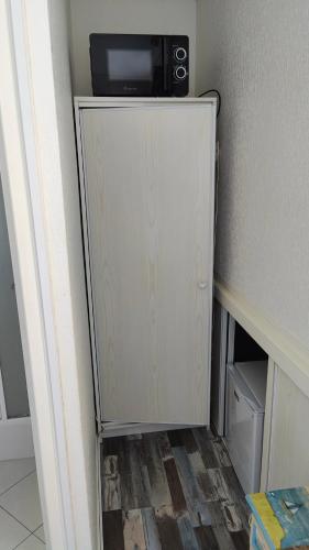 Elle comprend un réfrigérateur blanc et un four micro-ondes. dans l'établissement Studette à 100m de la plage, à Saint-Jean-de-Monts