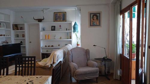 sala de estar con silla y TV en Casa de Adriana, en Nàquera