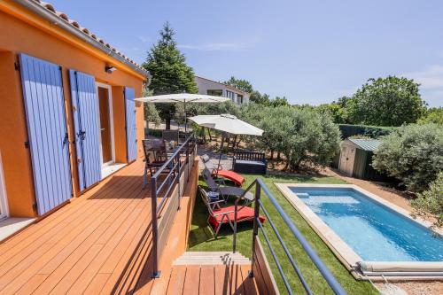 une maison avec une terrasse et une piscine dans l'établissement L'Oliveraie, à Saint-Saturnin-lès-Apt