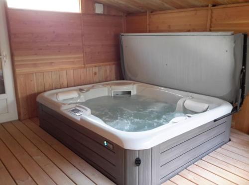 Cette chambre dispose de parquet et d'un bain à remous. dans l'établissement La Petite Maison Sous les Pins, à Aix-en-Provence