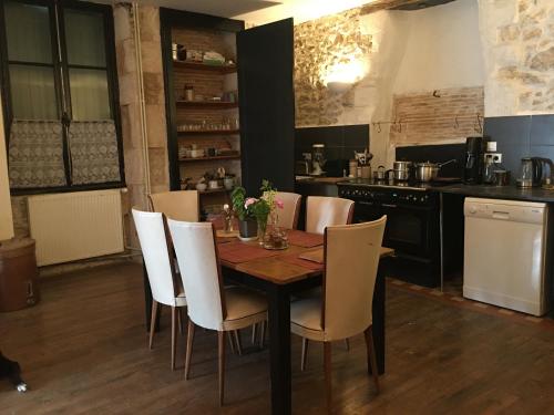 Kuchyň nebo kuchyňský kout v ubytování Townhouse 26 Chambres d'Hôtes Civray Hotel
