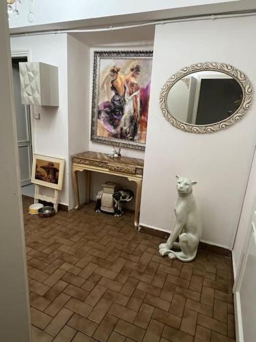 una habitación con espejo y un gato sentado en el suelo en Lüx gösterişli mükemmel lokasyon en Estambul
