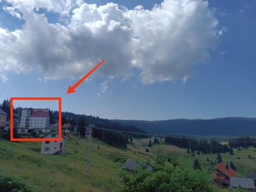 a red arrow pointing to a building on a hill at Apartman Green in Šišava