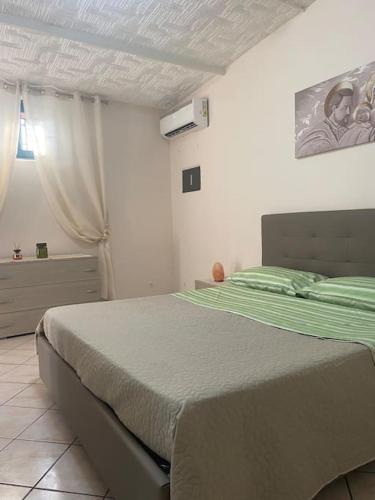 1 dormitorio con cama y ventana en Casetta in villa indipendente en Angri