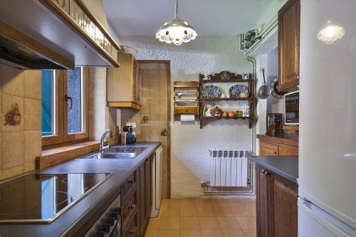 eine Küche mit einer Spüle und einer Arbeitsplatte in der Unterkunft Arties Luxury Apartments con jardin in Arties