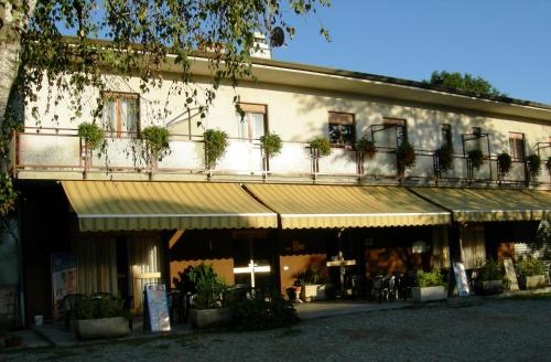 un bâtiment doté d'un balcon avec des plantes en pot dans l'établissement Albergo La Genzianella, à Miasino