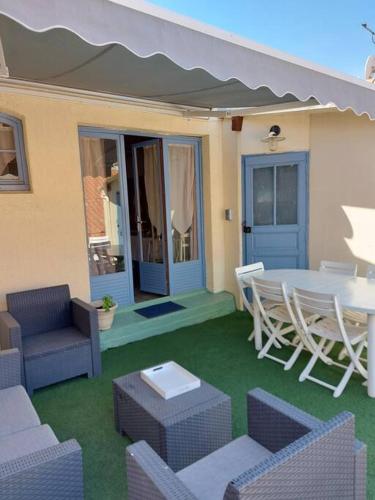 Photo de la galerie de l'établissement Location vacance studio avec terrasse, à Mèze