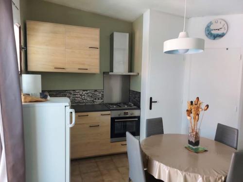 Photo de la galerie de l'établissement Location vacance studio avec terrasse, à Mèze