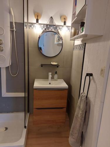 Photo de la galerie de l'établissement Location vacance studio avec terrasse, à Mèze