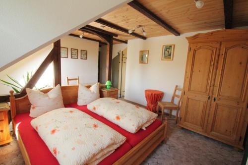 En eller flere senge i et værelse på Die Radler-Scheune Finsterbergen