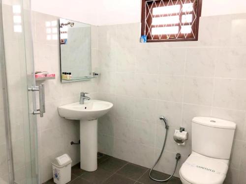 a bathroom with a toilet and a sink at sands villa in Kandy