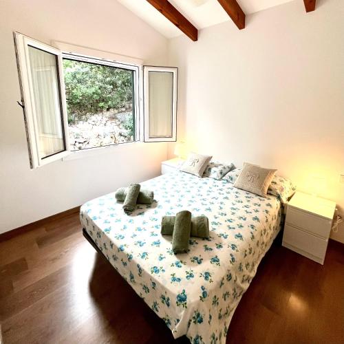 a bedroom with a bed and a window at Villa Binibaquet in Binibeca