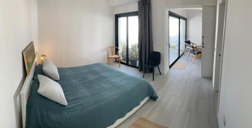 een slaapkamer met een bed en een hal met een tafel bij CASA Pura Vida, Fuerteventura in La Oliva