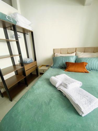 a bedroom with a bunk bed with towels on it at Charme Copa Retreat próximo ao Copacabana Palace in Rio de Janeiro