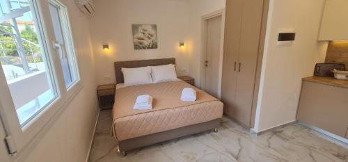 a small bedroom with a bed with two towels on it at Z Elegant Studios in Perea