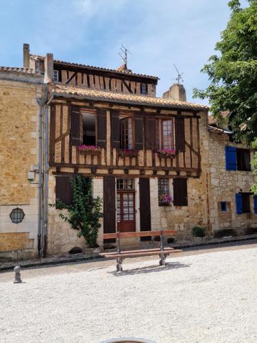 un vecchio edificio con dei fiori di fronte di La Forestine a Bergerac