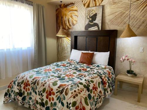 een slaapkamer met een groot bed en een kleurrijk dekbed bij Urban Hotel Ancla Suite 10 - 3 Bedroom 2 Bathroom in Puerto Peñasco