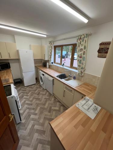 Kuchyň nebo kuchyňský kout v ubytování Large Annex in Country Home, Worcestershire