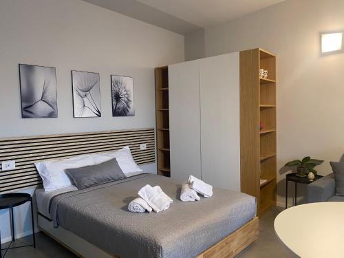 1 dormitorio con 1 cama con toallas en Porta San Paolo House, en Castelbuono