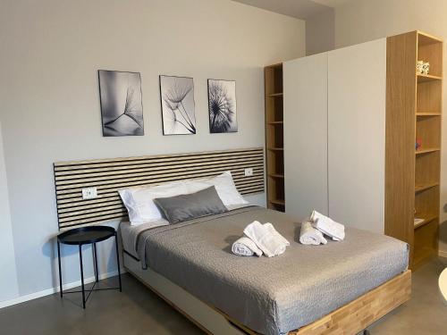 1 dormitorio con 1 cama con 3 cuadros en la pared en Porta San Paolo House, en Castelbuono