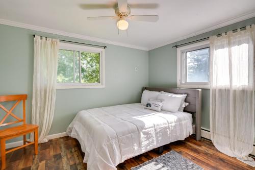 um quarto com uma cama e duas janelas em Lexington Vacation Rental Near Winter Activities! em Lexington