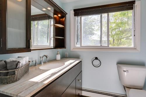 uma casa de banho com um lavatório, um WC e uma janela. em Lexington Vacation Rental Near Winter Activities! em Lexington