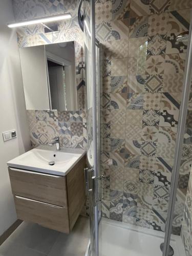 a bathroom with a sink and a shower at Dom letniskowy nad jeziorem - Kaszuby in Podjazdy
