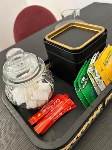 un plateau avec un pot de nourriture et un contenant de bonbons dans l'établissement Luxnor Paris, à Saint-Ouen