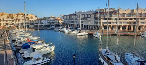 Moderno apto con vistas al puerto, aire acondicionado,wifi,piscina,fácil aparcamiento