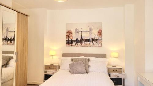 ロンドンにある2 Bedroom Apartment in Regents Parkのベッドルーム1室(ベッド1台、ナイトスタンド2台、ランプ2つ付)