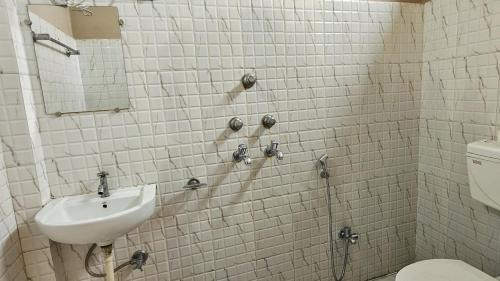 Kylpyhuone majoituspaikassa Hotel Rishiraj
