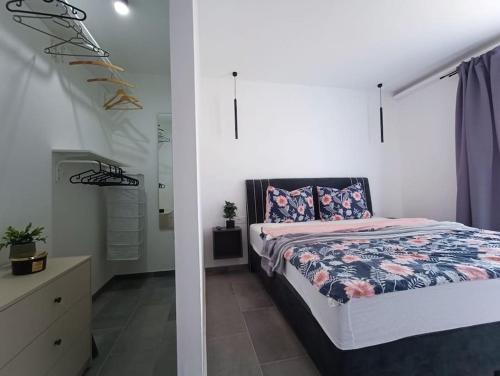 um quarto com uma cama e uma casa de banho em Apartment Meraki Kostrena - Two Bedrooms em Kostrena