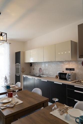 a kitchen with a table and chairs and a counter top at B&B La Figuretta in Iesi