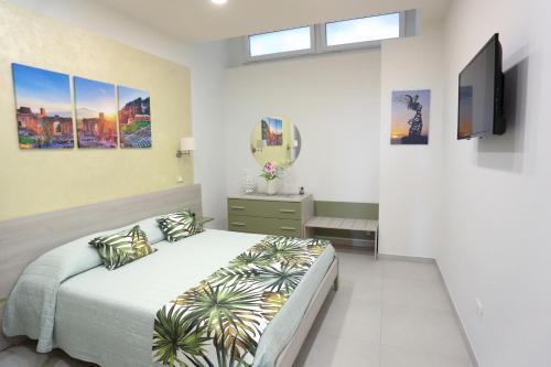 Kris Luxury Apartments في جيارديني ناكسوس: غرفة نوم بسرير ومرآة وتلفزيون