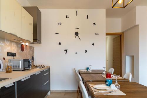 a kitchen with a clock on the wall at B&B La Figuretta in Iesi