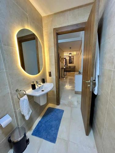 a bathroom with a sink and a mirror at Appartement Annakhil in Rabat